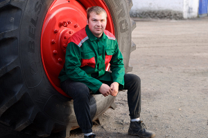 К профессиональному празднику Евгений Марчук из «Агро-Кобринское» получил новый трактор