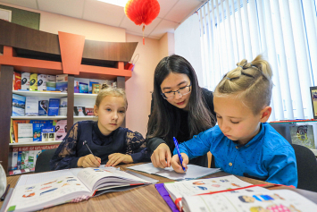 Ху Минцзюнь приехала учиться в Беларусь, а сейчас обучает китайскому языку борисовских школьников