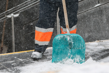 В Минске для уборки дворов от снега выведены более 2 тысяч работников и 148 единиц техники