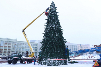 Фотозарисовка. Как в Минске устанавливают новогоднюю елку