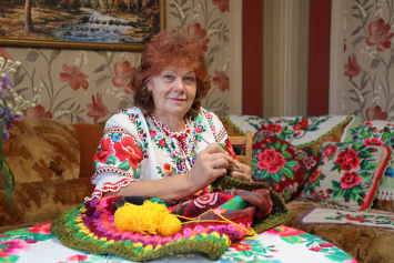 Без схем и эскизов народный мастер Валентина Савицкая придумывает сюжеты для своих вышивок