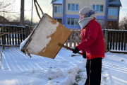 Не оставить ни снежинки. Посмотрели, как убирают снег волонтеры движения БРСМ «Доброе Сердце»
