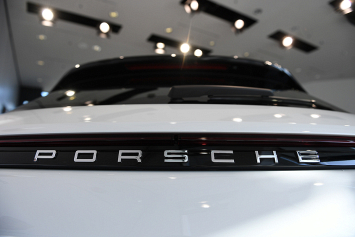 Porsche тестирует гибридную установку с мотором V4