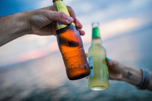 Слабоалкогольные напитки по степени опасности для организма не уступают крепкому спиртному, утверждают медики