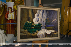 Художница Светлана Жигимонт передала свой «Толстовский натюрморт» в Национальную библиотеку Беларуси