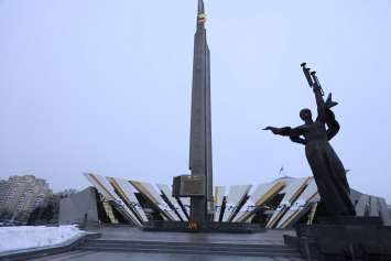 Фотофакт. Руководители органов безопасности и разведслужб СНГ возложили цветы к стеле «Минск – город-герой»