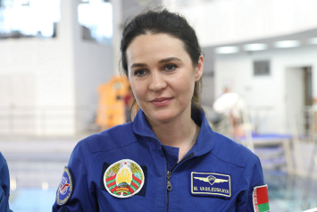 Кандидат от Беларуси на полет в космос Марина Василевская проходит тренировку по «зимнему выживанию»