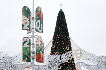 Фотозарисовки. Ослепительные елки и море гирлянд – как украсили Минск к Новому году 