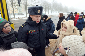 С лидскими милиционерами провели рейд по безопасности подростков накануне зимних каникул