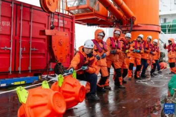 Китай впервые разместил в Антарктиде подводный буй для оценки экологических показателей