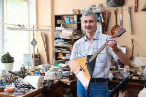 Мастер из Пинска создает уникальные балалайки и домры, многим инструментам дарит вторую жизнь