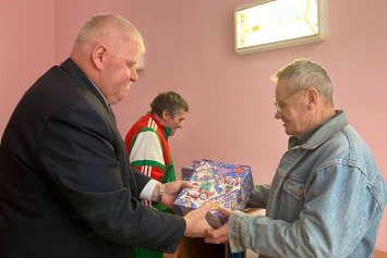 Представители профсоюзов Минской области в рамках акции «От всей души» посетили ТЦСОН Минского района