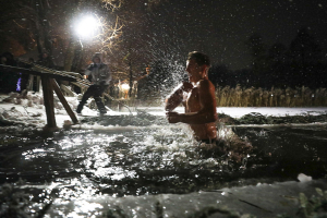 Число белорусов, желающих окунуться в ледяную воду на Крещение, растет. Что ими движет?