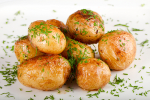 Кулинарный блогер поделилась рецептом приготовления хрустящей картошки в мундире под сырной шапкой