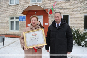 Турчин передал Зембинской участковой больнице ключи от автомобиля Belgee X50 от Президента