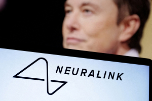 Компания Илона Маска Neuralink вживила первый чип в мозг человека