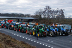 Во Франции полиция арестовала 18 фермеров-манифестантов и конфисковала их тракторы