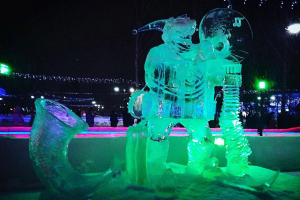 Скульптор Павел Леонов превращает глыбы льда в произведения искусства