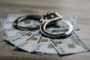 В Слониме мужчина пытался сдать в обменник более 30 тысяч фальшивых долларов