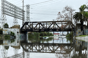 Затянувшийся шторм в Калифорнии может стать причиной новых наводнений и оползней