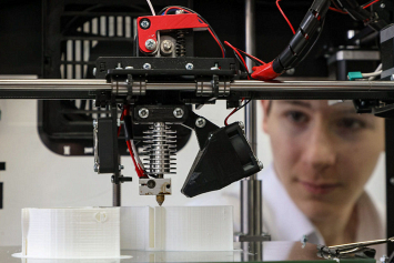 В Минске школьники разрабатывают наглядные материалы для уроков, а потом печатают их на 3D-принтере