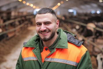 Халил Баллут из Ливана работает ветеринарным врачом на агроферме под Витебском. Побывали в гостях