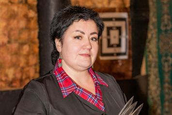 Экономист Фатима Тожибаева увлекается метанием ножа. Побывали у нее на тренировке и узнали, откуда такое хобби