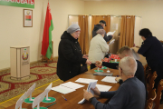 Обязательная черта для народных избранников — отзывчивость к нуждам людей: жители Барановичей активно голосуют