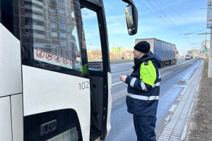 Высадка пассажиров в неположенном месте и переоборудование салона – ГАИ Минска проверяет городские автобусы