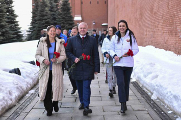 Василевская и Ленкова возложили цветы к местам захоронения Юрия Гагарина и Сергея Королева в Москве