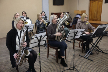 Работницы Центрального универмага Могилева играют на саксофоне, барабанах и трубе