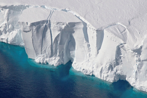 Исследователи сообщили о минимальной за 45 лет площади льда в Антарктике