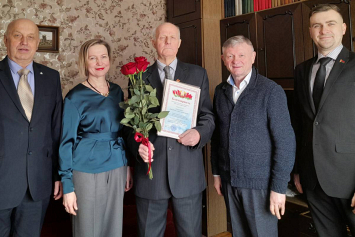 В Борисове с 80-летием поздравили потомственного педагога Дмитрия Костенича