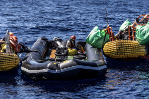 Выжившие после спасения в Средиземном море люди сообщили, что около 60 человек погибли по пути из Ливии