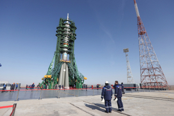 Фотофакт. Установка ракеты корабля «Союз МС-25» на Байконуре