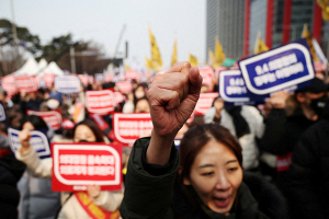 Южная Корея приостановила действие лицензий двух врачей в рамках первых мер наказания за забастовки 