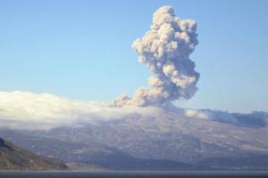 Курильский вулкан Эбеко выбросил пепел на высоту 1,8 километра