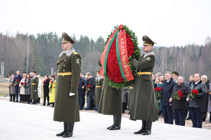 Венок от Лукашенко возложен в Государственном мемориальном комплексе «Хатынь»