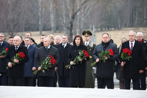 В День хатынской трагедии тысячи человек отдали дань памяти жертвам Великой Отечественной войны 