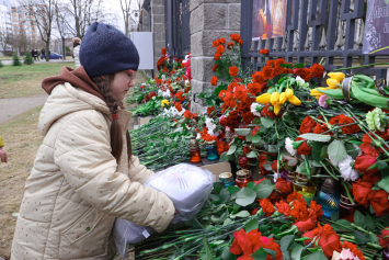 Фотофакт. Белорусы приносят цветы и лампады к Посольству России в Беларуси в связи с терактом в Подмосковье