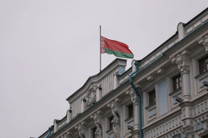 Флаги на здании посольства Беларуси в РФ и отделений в регионах приспущены в знак солидарности с россиянами