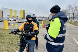 В рамках акции «Движение по правилам» ГАИ Минска уделяет особое внимание самокатчикам и велосипедистам 