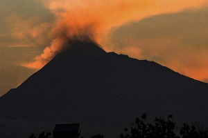 В Индонезии вулкан Ибу выбросил пепел на высоту 2,5 км
