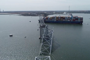 Шесть рабочих, предположительно, погибли в результате столкновения грузового судна с мостом в Балтиморе