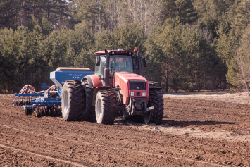 В Гомельской области особое внимание уделяют восстановлению сельхозмашин для посевной компании