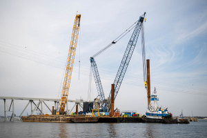 На месте обрушения моста в Балтиморе создается альтернативный канал для судов первой необходимости