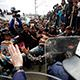 Сотни мигрантов пошли на штурм границ Греции и Македонии