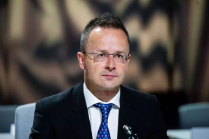 Сийярто заявил, что Венгрия против создания фонда военной помощи Украине на € 100 млрд