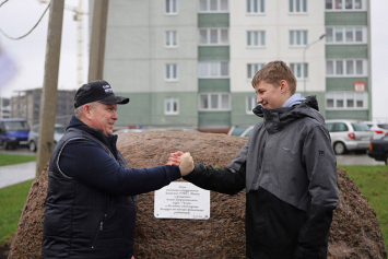 Фотофакт. В Минске сотрудники милиции вместе со школьниками заложили аллею памяти