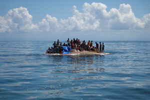 Береговая охрана Туниса обнаружила тела 13 мигрантов и спасла сотни людей
